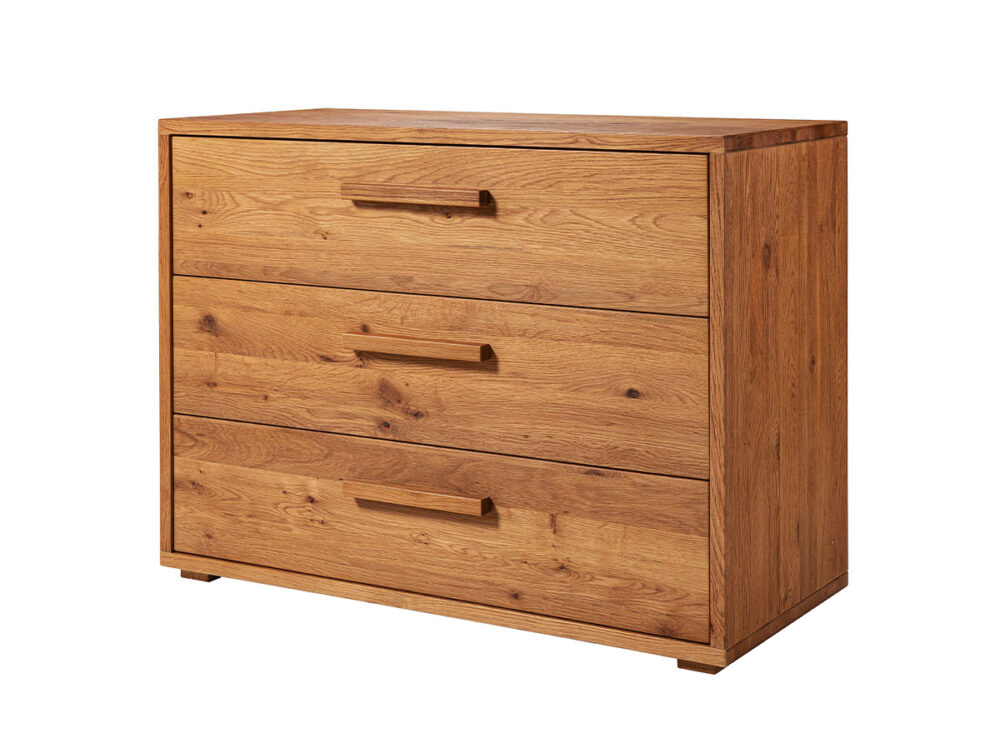 Die Hasena Kommode "Cessina" ist eine minimalistische Holzkommode mit drei Schubladen und eleganten Griffen in Naturtönen auf weißem Grund.
