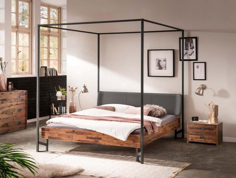 Modernes Schlafzimmer mit einem Himmelbett aus Holz und Metall, einem grau gepolsterten Kopfteil, weißer Bettwäsche, einem Nachttisch und einer Kommode aus Holz, Wandkunst, großen Fenstern und neutraler Einrichtung mit natürlichem Licht.