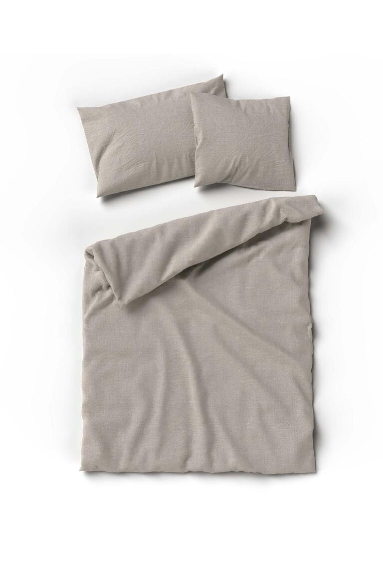 Die Draufsicht zeigt ein ordentlich gemachtes Bett mit Bettwäsche Uni greige Hanf-beige und zwei passenden beigen Kissen vor weißem Hintergrund.
