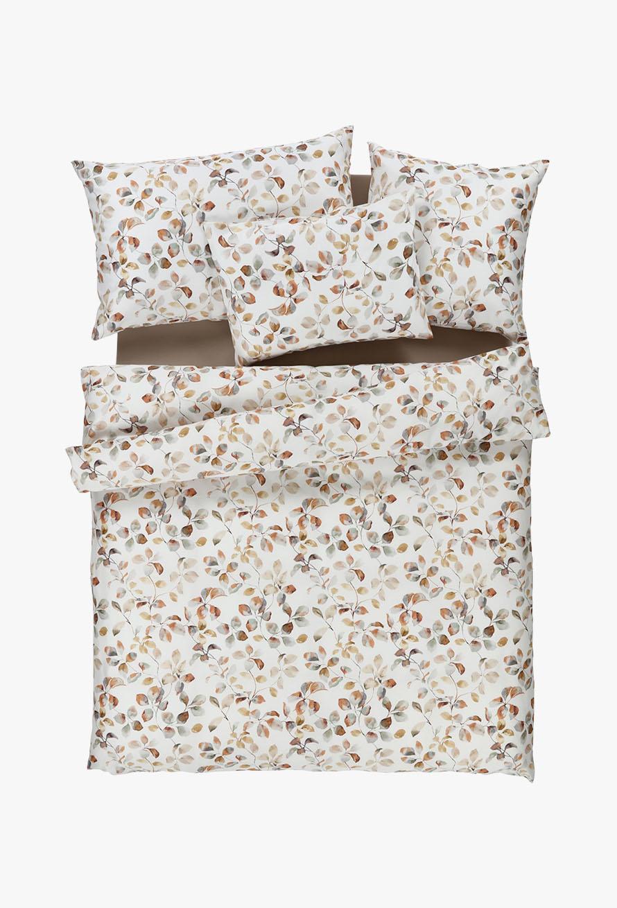 Das Bettwäsche Tamara-R BeCosy Maisy beige Set besteht aus einem Bettbezug, Laken und Kissenbezügen mit weißem Grundton und einem dezenten mehrfarbigen Blattmuster in sanftem Braun, Beige und gedämpftem Grün.