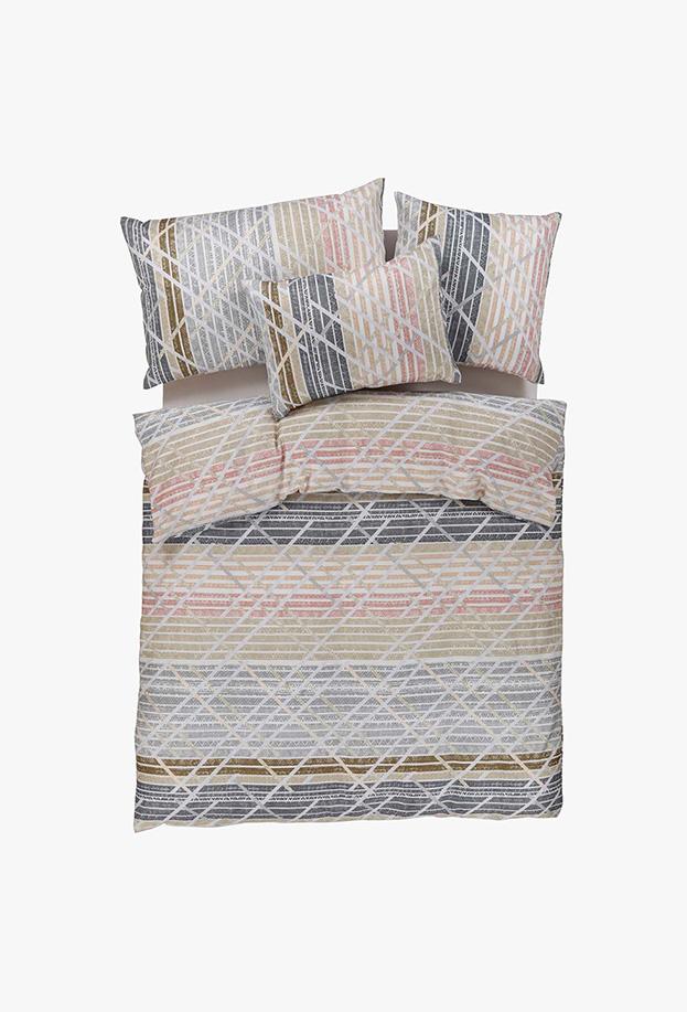 In einem ordentlich gemachten Bett liegt Bettwäsche Dimi: eine weiße Bettdecke und zwei Kissen, die mit geometrischen, sich kreuzenden Linien in Grau, Beige und gedämpftem Rosa verziert sind und einen modernen Look bieten.