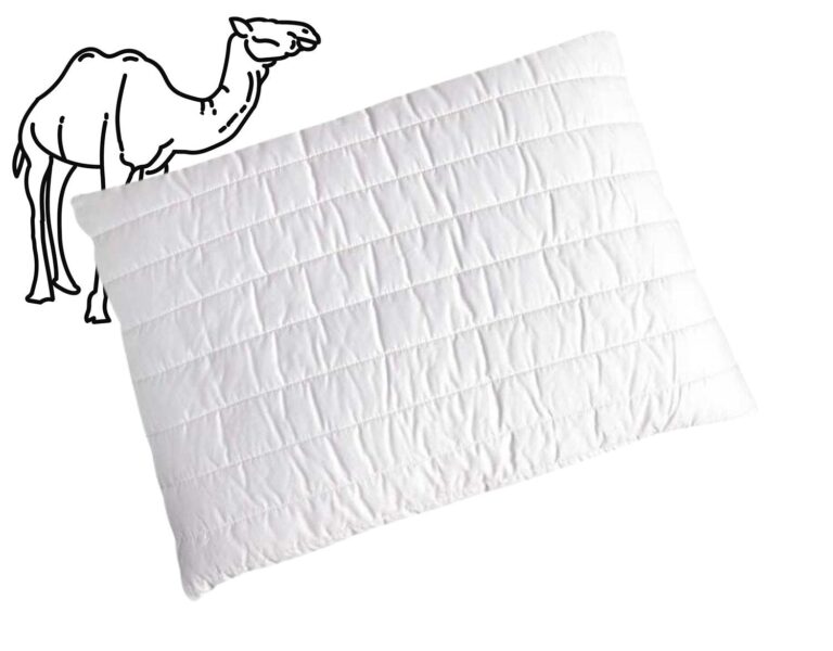 Ein weißes, gestepptes Kissen mit horizontalen Stepplinien auf einfarbigem Hintergrund. In der oberen linken Ecke befindet sich eine einfache schwarze Umrisszeichnung eines Kamels.
