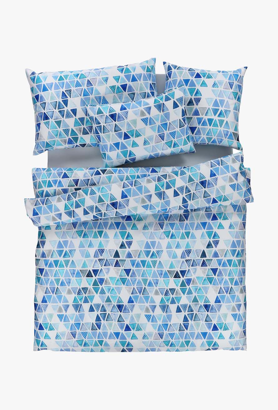 Das Bettwäsche-Set Tamara-R Selection Lisa besteht aus einer Bettdecke, zwei Kissenbezügen und einem Laken mit einem geometrischen Dreiecksmuster in Blau, Petrol und Weiß auf einem strahlend weißen Hintergrund.