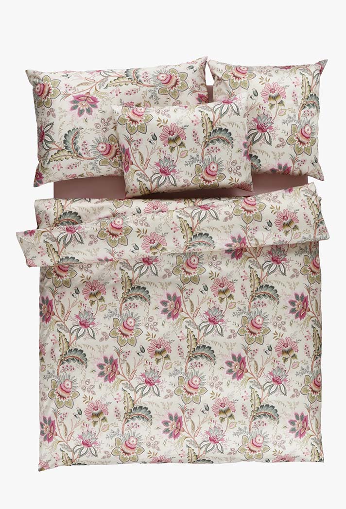 Das Bettwäsche-Set Tamara-R Selection Noelia besteht aus zwei Kissen und einem Bettbezug mit rosa, grünen und beigen Blumenmustern auf hellem Grund.