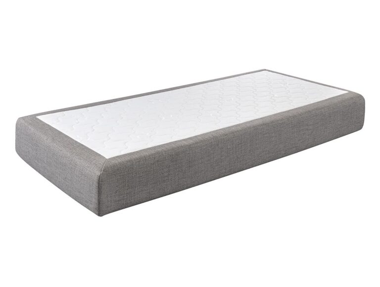 Eine rechteckige Einzelmatratze mit weißer, gemusterter Oberseite und grauen Stoffseiten, abgebildet auf weißem Hintergrund - perfekt geeignet für das Hasena Boxspringbett Classic "James Fiona".