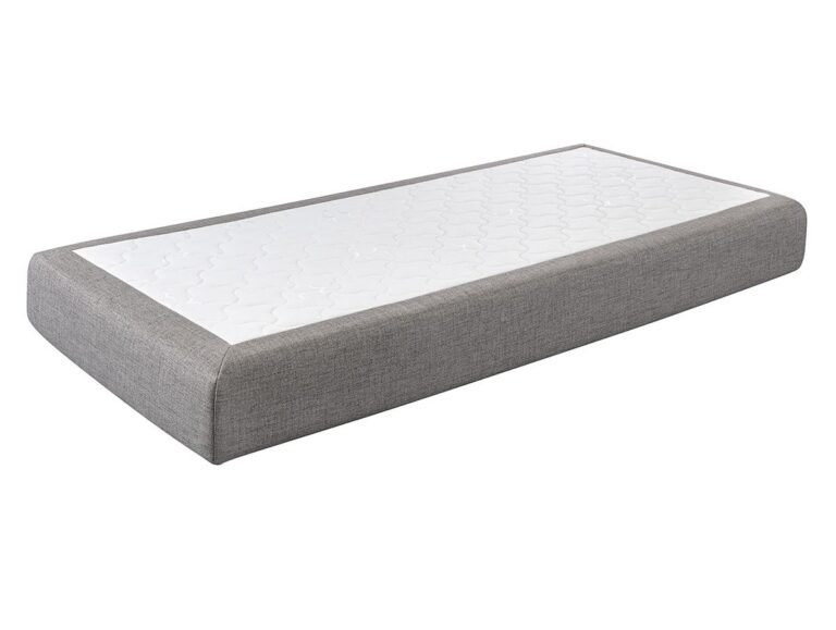 Eine einzelne, rechteckige Matratze mit einer grauen Stoffumrandung und einer weißen Steppdecke, inspiriert von dem Hasena Boxspringbett Classic "James Fiona", das auf weißem Hintergrund abgebildet ist.