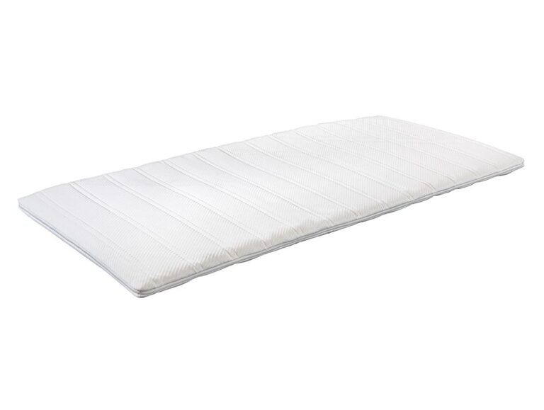 Eine weiße, rechteckige Matratzenauflage mit horizontalen, abgesteppten Linien auf weißem Hintergrund - ideal als Ergänzung zu Ihrem Hasena Boxspringbett Classic "James Fiona".