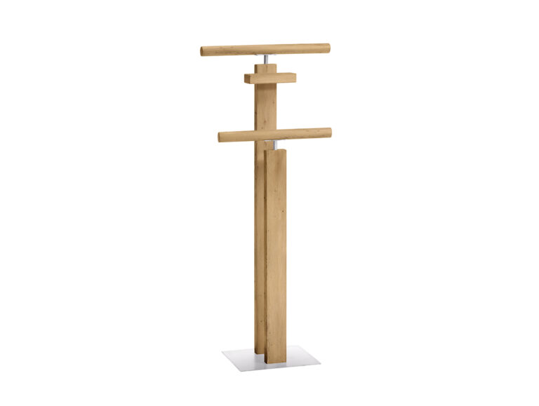 Moderner, minimalistisch gestalteter Kleiderständer aus Holz mit zwei horizontalen, unterschiedlich hohen Stangen zum Aufhängen von Kleidung, die von vertikalen Holzpfosten auf einem rechteckigen Metallsockel getragen werden.