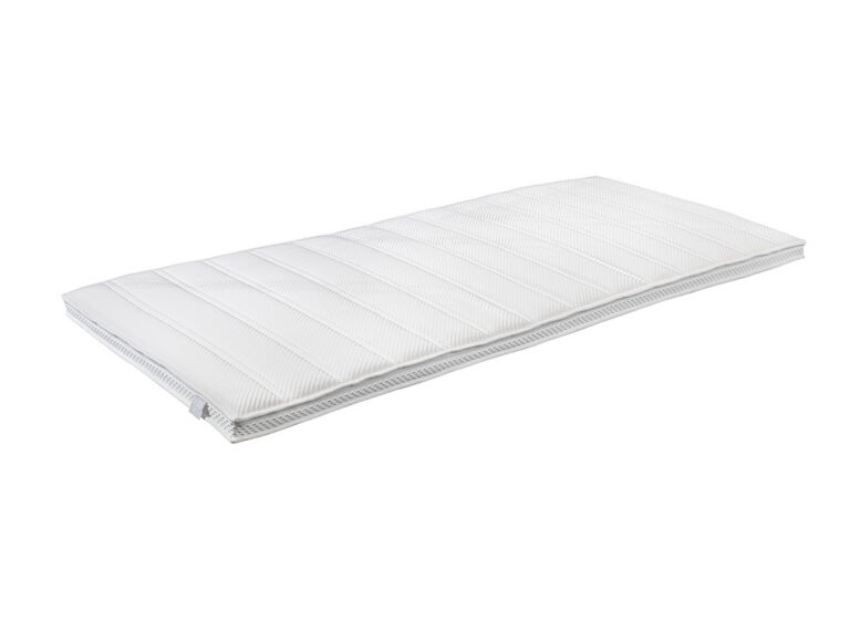 Eine weiße, rechteckige Matratzenauflage mit gesteppter, strukturierter Oberfläche und abgesteppten horizontalen Linien, abgebildet auf einem schlichten weißen Hintergrund.