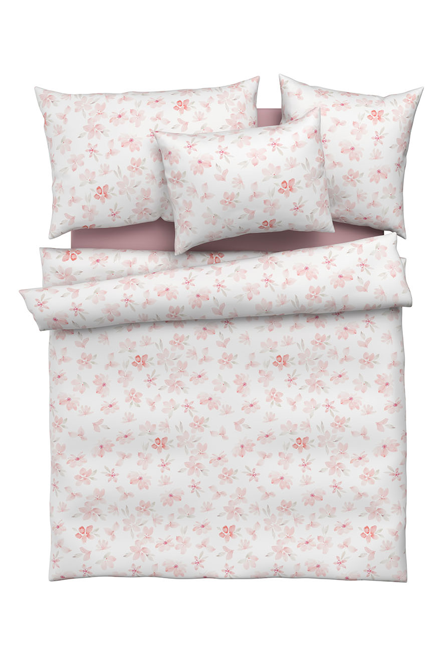 Ein Bettwäscheset mit zwei Kissen, zwei Kissenbezügen und einem Bettbezug, die alle ein zartes rosa Blumenmuster auf weißem Hintergrund zeigen. Das Design ist weich und dezent und vermittelt ein leichtes und luftiges Gefühl.