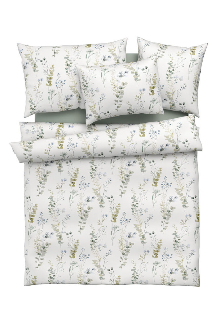Ein sauber gemachtes Bettset mit einem weißen Bettbezug, Kissenbezügen und Laken, die alle ein zartes Blumenmuster in Grün-, Gelb- und Blautönen aufweisen. Das Design umfasst botanische Illustrationen von Blättern und Blumen.