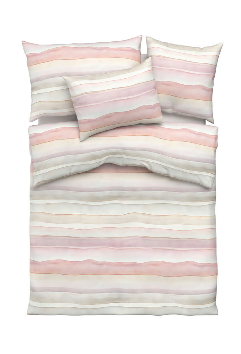 Ein Bettwäscheset mit zwei Kissen, einer Bettdecke und einem Bettlaken mit weichen Querstreifen in gedämpften Rosa-, Pfirsich-, Beige- und Weißtönen auf weißem Hintergrund.