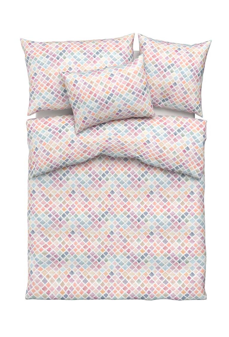 Ein ordentlich gemachtes Bett mit einem Bettbezug und drei Kissen mit einem pastellfarbenen, rautenförmigen geometrischen Muster in Rosa-, Blau-, Gelb-, Grün- und Lila-Tönen.