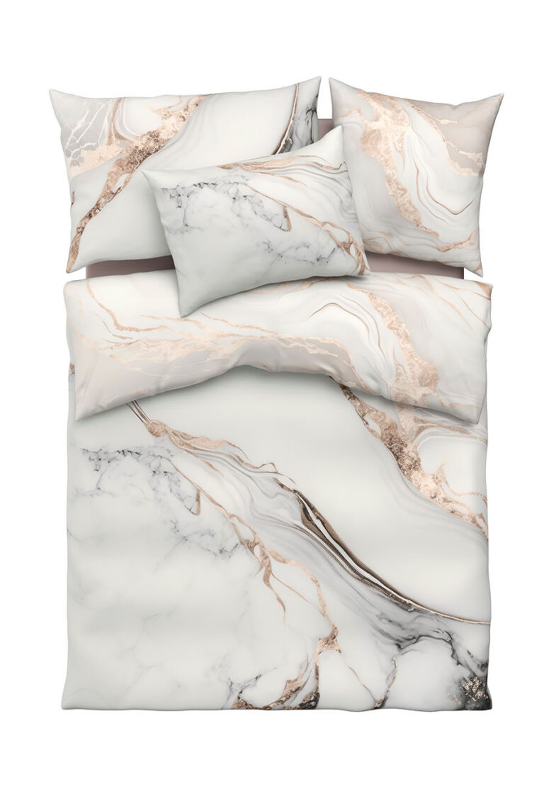 Ein Bettwäscheset mit einem von Marmor inspirierten Muster in Weiß-, Beige- und Goldtönen, bestehend aus einem Bettbezug und vier Kissen, die ordentlich auf einer flachen Oberfläche angeordnet sind.