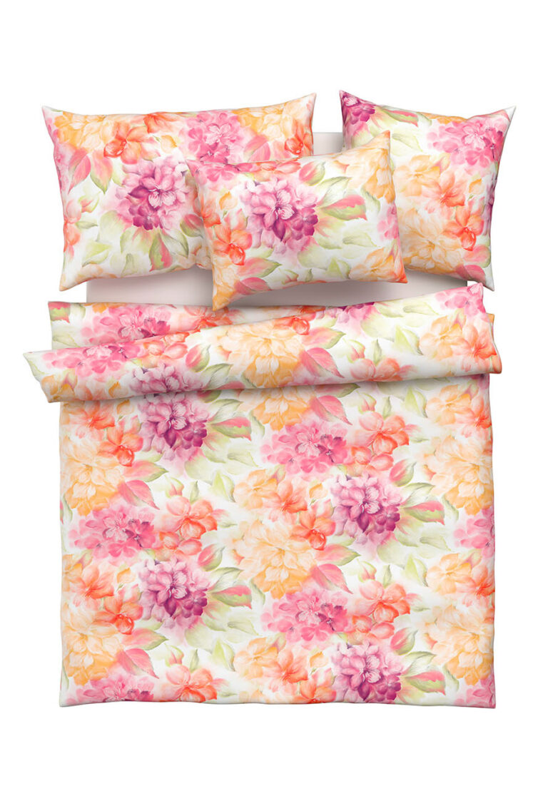 Ein Bettwäscheset bestehend aus einer Bettdecke und vier Kissen, die alle ein farbenfrohes Blumenmuster in Rosa-, Orange-, Gelb- und Grüntönen auf weißem Hintergrund zeigen.