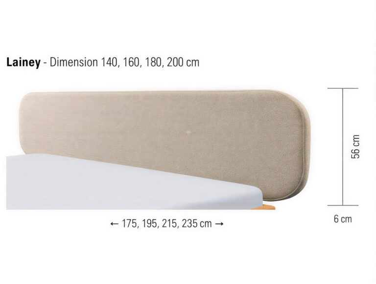 Mit Stoff bezogenes Kopfteil mit der Bezeichnung „Lainey“, Höhe 56 cm, Stärke 6 cm und wählbaren Breiten von 175, 195, 215 oder 235 cm. Das Bild zeigt das Kopfteil hinter einem Bett.