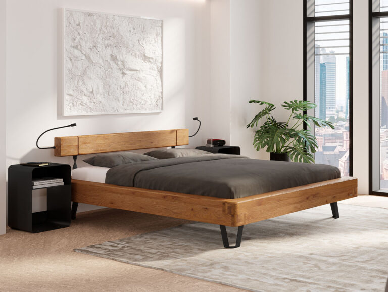 Modernes Schlafzimmer mit einem Bettgestell aus Holz, grauer Bettwäsche, zwei schwarzen Nachttischen, an der Wand montierten Leselampen, einem großen abstrakten Kunstwerk, einer Pflanze und einem Blick auf die Stadt durch hohe Fenster.