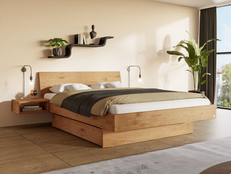 Ein modernes Schlafzimmer mit einem Holzbett, beiger Bettwäsche, schwebenden Nachttischen, Wandleuchten, einem geschwungenen Regal mit Deko, einer großen Pflanze und Sonnenlicht, das durch das Fenster hereinströmt.