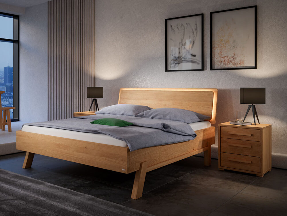 Modernes Schlafzimmer mit einem Bettgestell aus Holz, grauer Bettwäsche, einem grünen Kissen, zwei Nachttischen aus Holz mit schwarzen Lampen, einem Wandbild über dem Bett und großen Fenstern mit Blick auf die Stadt.