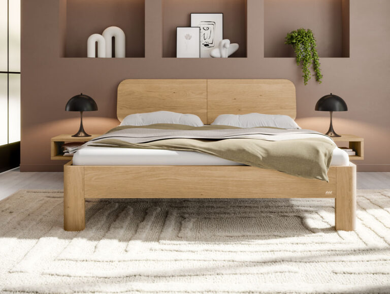 Ein modernes Schlafzimmer mit einem Holzbett, einem beigen Teppich, zwei schwarzen Lampen auf den Nachttischregalen und minimalistischer Wanddekoration vor einer braunen Akzentwand.