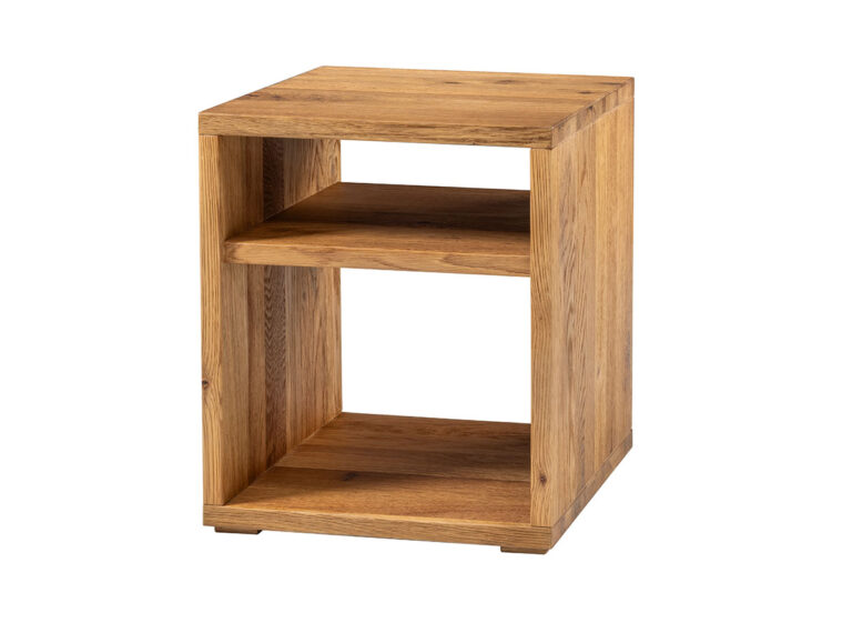Ein kleiner, quadratischer Beistelltisch aus Holz mit offener Vorderseite, einer mittleren Ablagefläche und einer Oberfläche in Naturholzoptik.