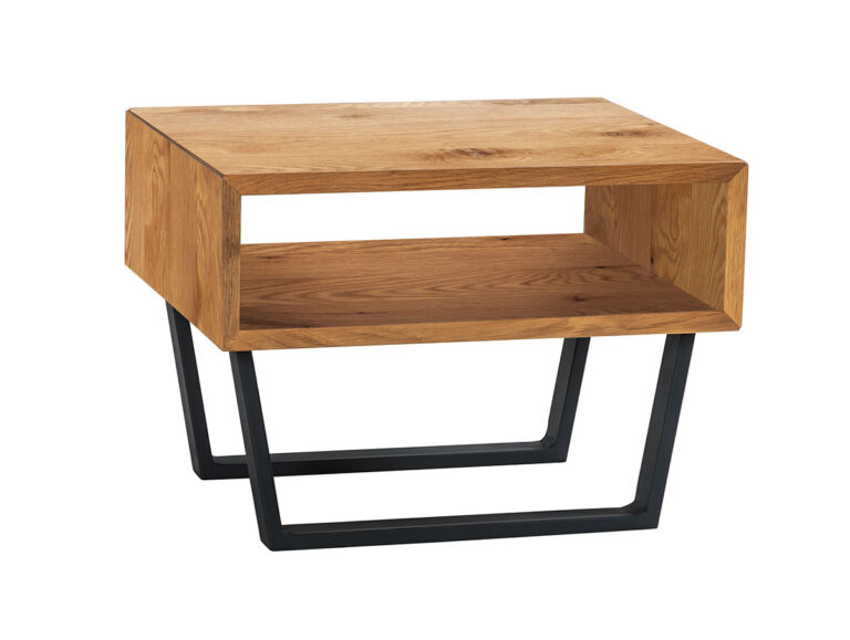Ein moderner Beistelltisch aus Holz mit einem offenen Regal und schwarzen Metallbeinen, die ein abgewinkeltes, geometrisches Untergestell bilden.