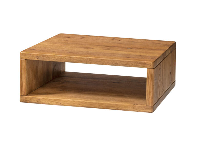 Rechteckiger Couchtisch aus Holz mit naturbelassener Oberfläche und einem offenen Regal darunter, das Platz für Aufbewahrungszwecke bietet. Das Design ist schlicht und modern und zeichnet sich durch glatte Oberflächen und sichtbare Holzmaserung aus.