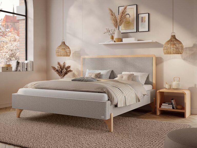 Ein gemütliches Schlafzimmer mit einem modernen Bett, neutraler Bettwäsche, geflochtenen Lampen, einem Nachttisch und Wanddekoration. Getrocknete Pflanzen und sanftes Sonnenlicht, das durch ein Bogenfenster fällt, schaffen eine warme, einladende Atmosphäre.