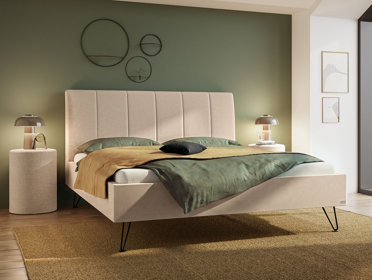 Modernes Schlafzimmer mit einem beigen Polsterbett, grüner und brauner Bettwäsche, runden Nachttischen mit Lampen, einer grünen Akzentwand, abstrakter Wandkunst und einem hellbraunen Teppich auf Holzboden.