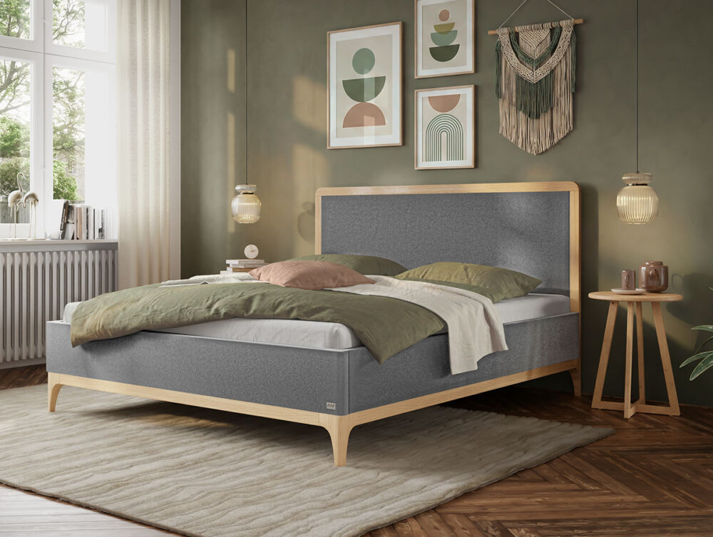 Ein modernes Schlafzimmer mit einem Bettgestell aus Holz, grüner und beiger Bettwäsche, abstrakten Wandbildern, Hängeleuchten, einem Fenster mit weißen Vorhängen und einem strukturierten Teppich auf dem Boden.