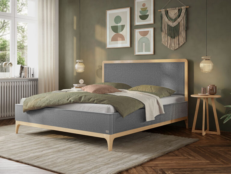 Ein modernes Schlafzimmer mit einem Bettgestell aus Holz, grüner und beiger Bettwäsche, abstrakten Wandbildern, Hängeleuchten, einem Fenster mit weißen Vorhängen und einem strukturierten Teppich auf dem Boden.