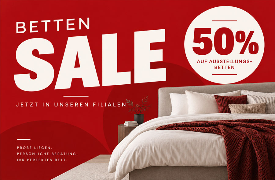 Rote Werbeanzeige für einen Bettenland-Bettenausverkauf. Der Text wirbt mit 50 % Rabatt auf Ausstellungsbetten. Abgebildet ist ein modernes Bett mit roten und weißen Kissen und einer Decke. In einem weiteren Textabschnitt wird auf die Beratung im Geschäft und das Ausprobieren der Betten bei Bettenland hingewiesen.