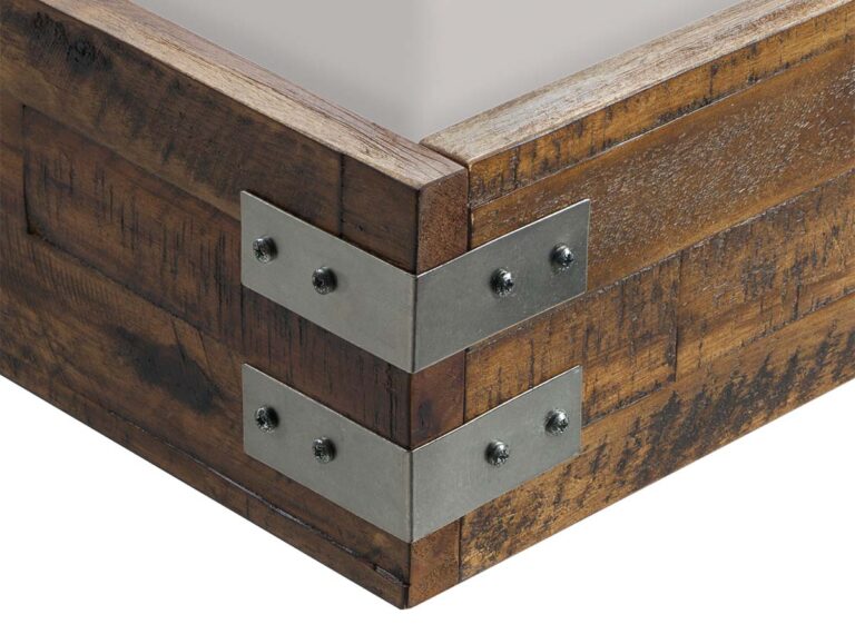 Eckdetail eines Holzrahmens, der mit zwei L-förmigen Metallhalterungen verbunden und mit Schrauben befestigt ist.