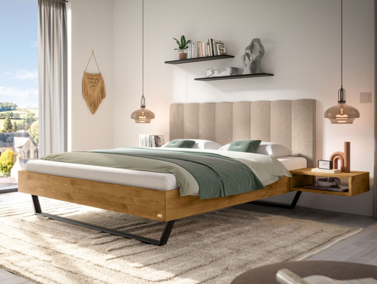 Ein Plattformbett aus Holz mit einem gepolsterten Kopfteil, einem schwebenden Nachttisch und salbeigrüner Bettwäsche.