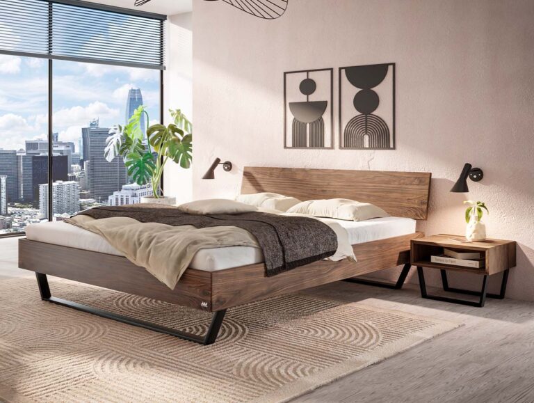 Ein modernes Bettgestell aus Holz mit einem schwarzen Metallfuß in einem Schlafzimmer mit Blick auf die Skyline der Stadt.