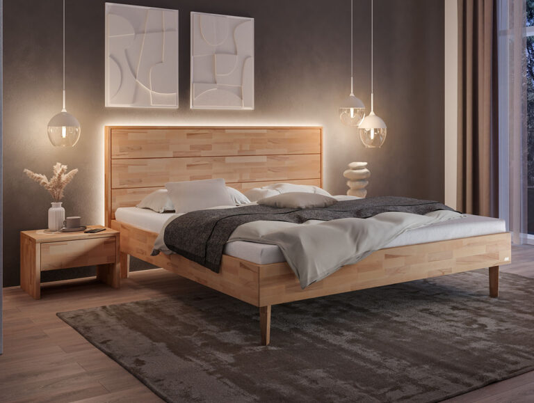 Ein helles Holzbettgestell mit integriertem Kopfteil und Beleuchtung unter dem Bett, kombiniert mit neutraler Bettwäsche in einem modernen Schlafzimmer.